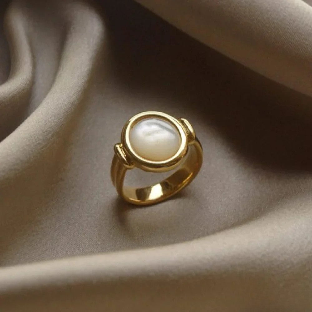Anillo elegante de perlas
