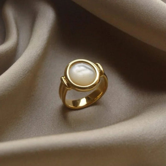 Anillo elegante de perlas