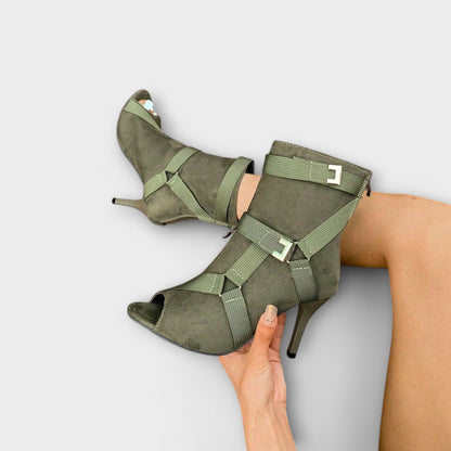 Elegantes sandalias de tacón con punta descubierta