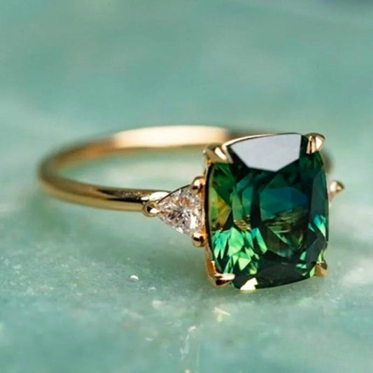 Anillo de oro con zirconita verde