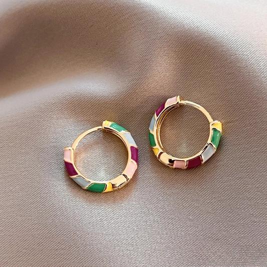 Elegantes pendientes de oro con esmalte colorido